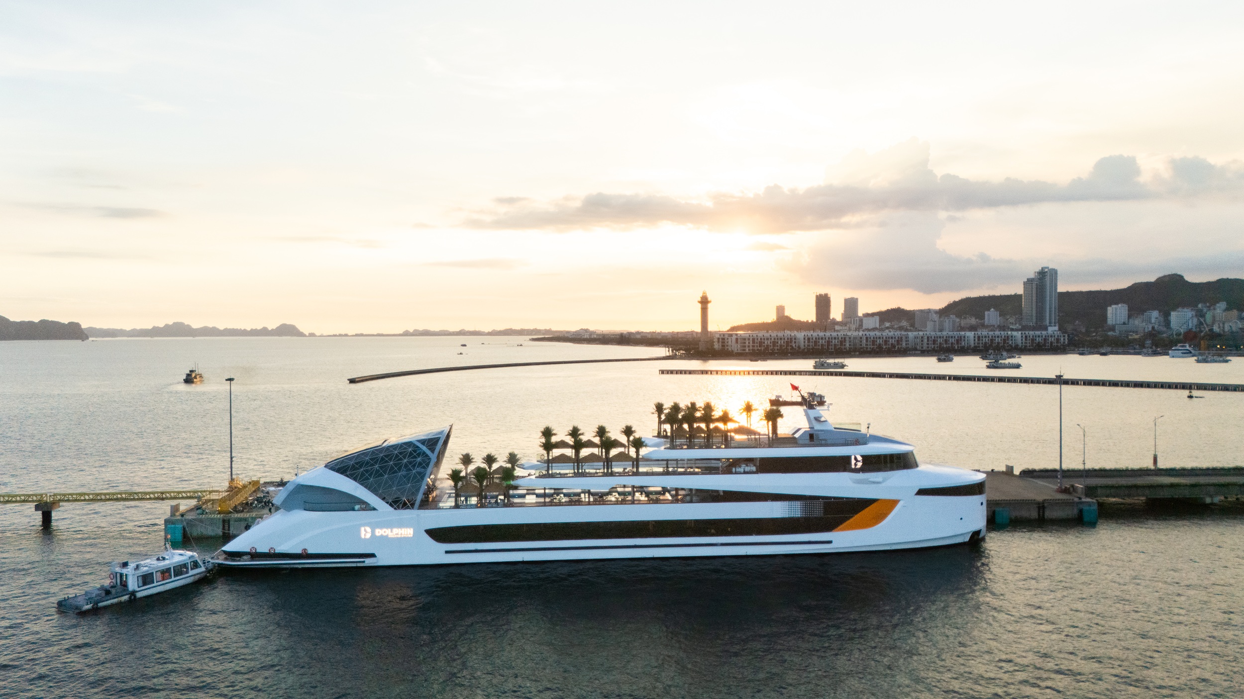 Dolphin Hạ Long Cruise - Hải trình tham quan 1 ngày